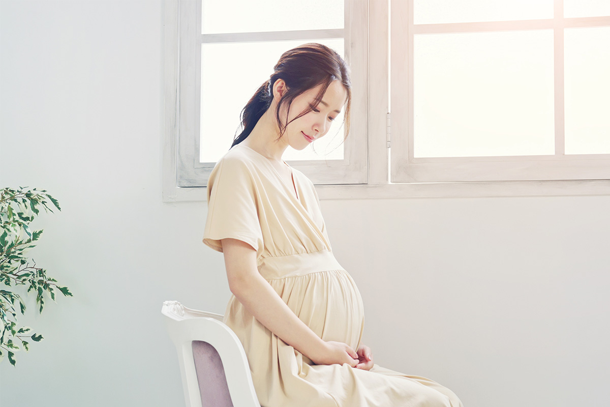 椅子に座る妊婦